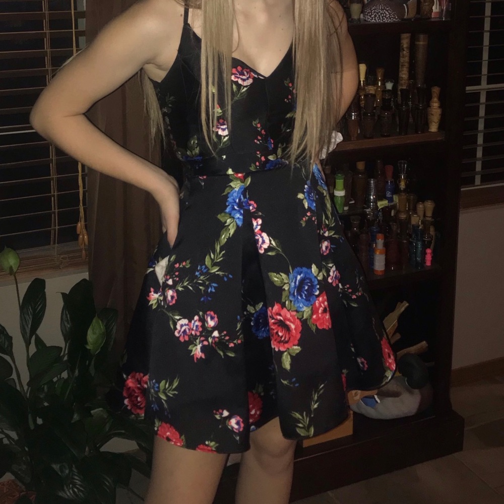 Semi formal. Party dress. Prom dress. Black floral lace back. Size 3